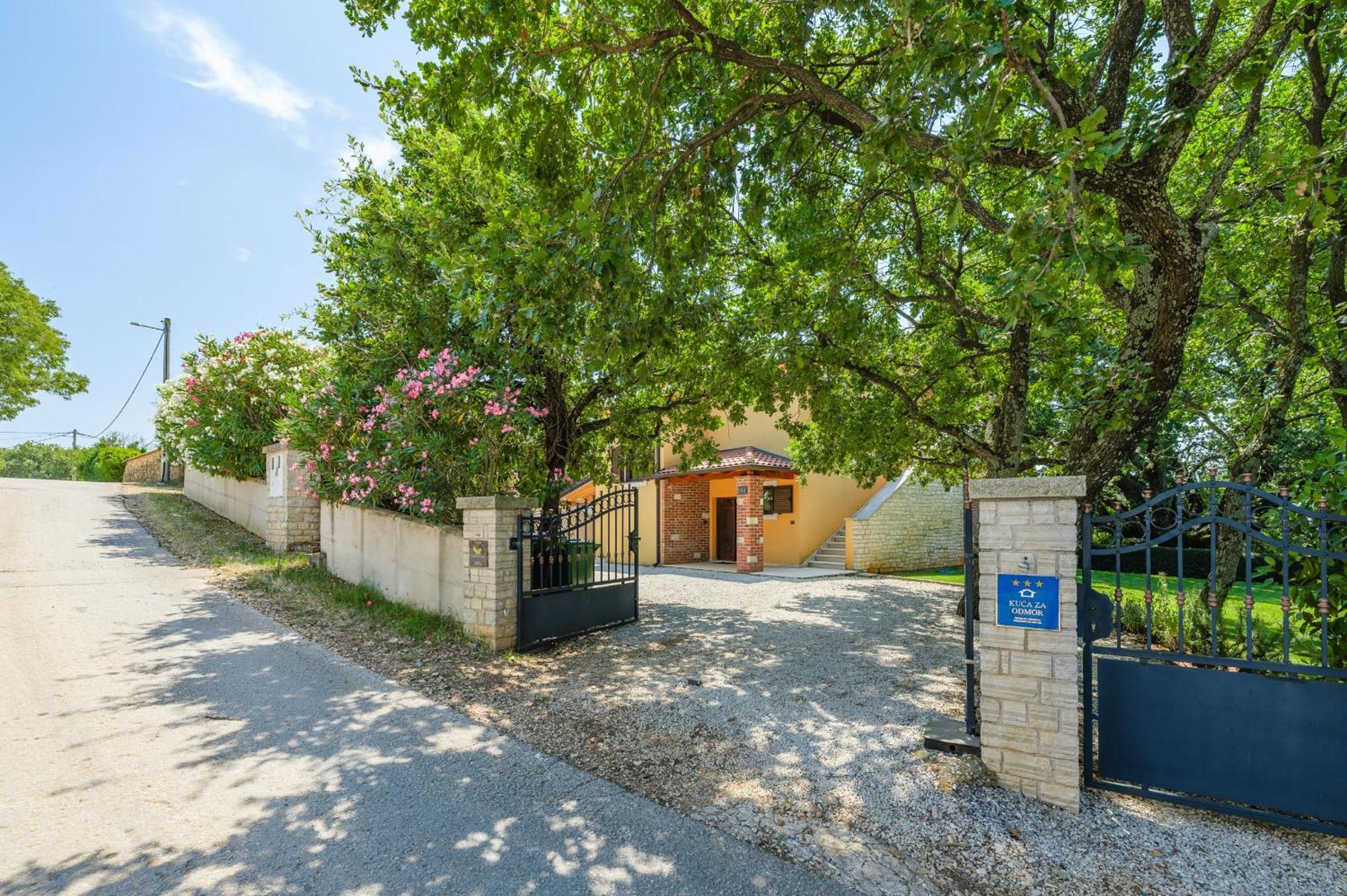 Villa Hrast Bacva Visnjan Exterior photo